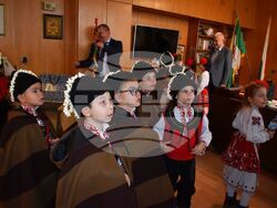 Сурвакарчета от ДГ“Славейче“ се срещнаха с ръководството на Община Разград на Игнажден