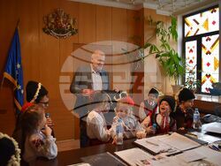 Сурвакарчета от ДГ“Славейче“ се срещнаха с ръководството на Община Разград на Игнажден