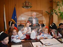 Сурвакарчета от ДГ“Славейче“ се срещнаха с ръководството на Община Разград на Игнажден