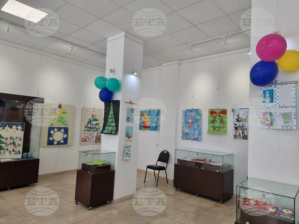 Изложба с детски писма, картички и рисунки до Добрия старец бе открита в София