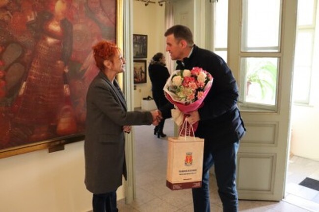 Община Хасково и Художествена галерия Хасково представят картини от хасковски художници в календара за 2023 г.