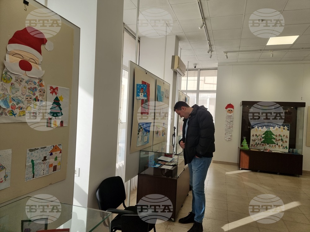 Изложба „Мили дядо Коледа, донеси ми…“