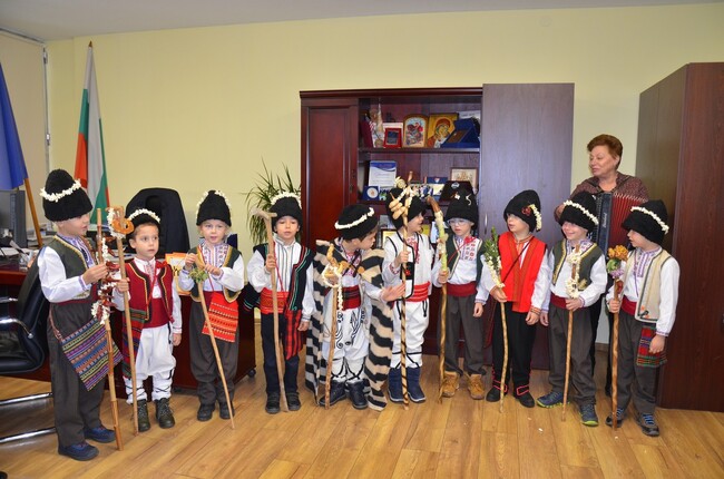 Община Видин: Коледарчета поздравиха общинското ръководство