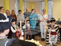 Видин - Коледарчета поздравиха общинското ръководство