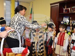 Видин - Коледарчета поздравиха общинското ръководство