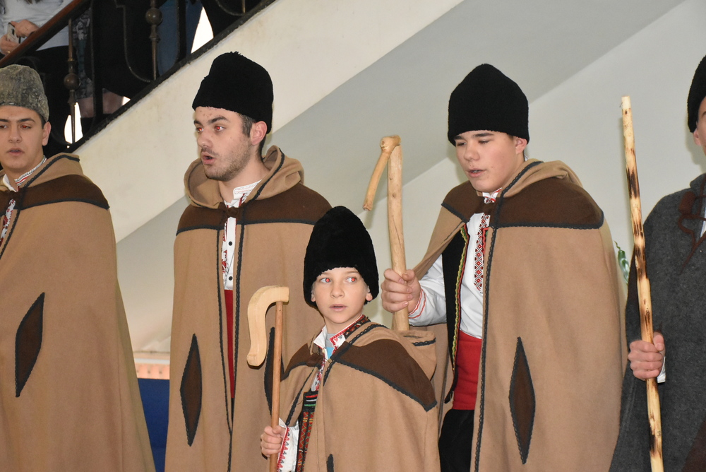 Коледари огласиха с песните си сградата на Община Ловеч