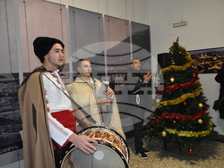 Коледари огласиха с песните си сградата на Община Ловеч