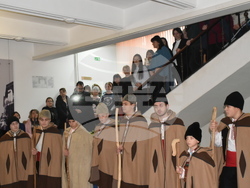 Коледари огласиха с песните си сградата на Община Ловеч