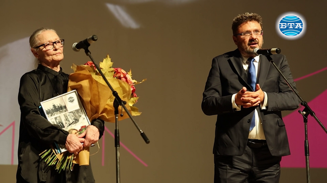 Живейте така, че да бъдете необходими за другите, каза Цветана Манева на откриването на кинофестивала „Златна роза“