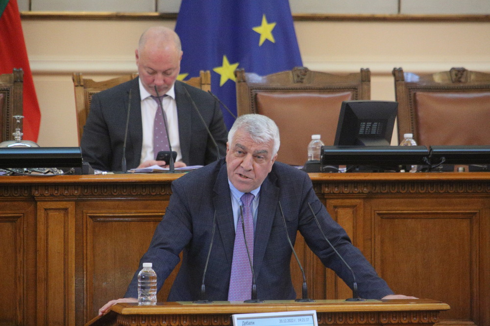 БСП вика премиера да обясни какво прави министърът на отбраната в Украйна