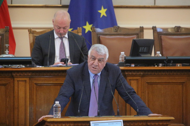 БСП вика премиера да обясни какво прави министърът на отбраната в Украйна