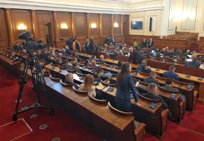 Депутатите приеха държавата да може при определени обстоятелства да назначи особен търговски управител в кризисна инфраструктура, свързана с нефта и нефтопродуктите