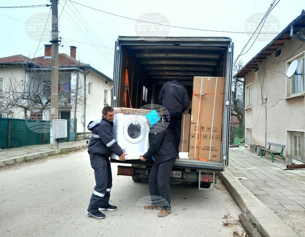 Възрастни хора от белоградчишкото село Салаш получиха коледни подаръци
