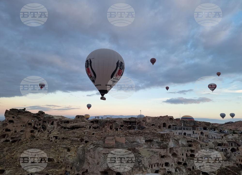 Турската прокуратура започна разследване срещу туристка, която танцувала на пилон с турското знаме в Кападокия 