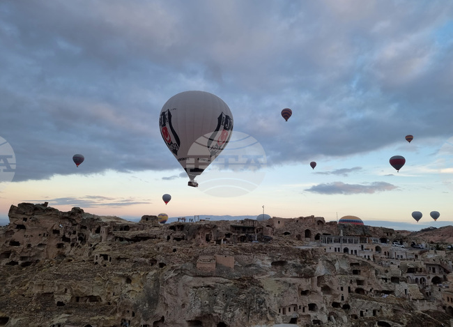 Турската прокуратура започна разследване срещу туристка, която танцувала на пилон с турското знаме в Кападокия 