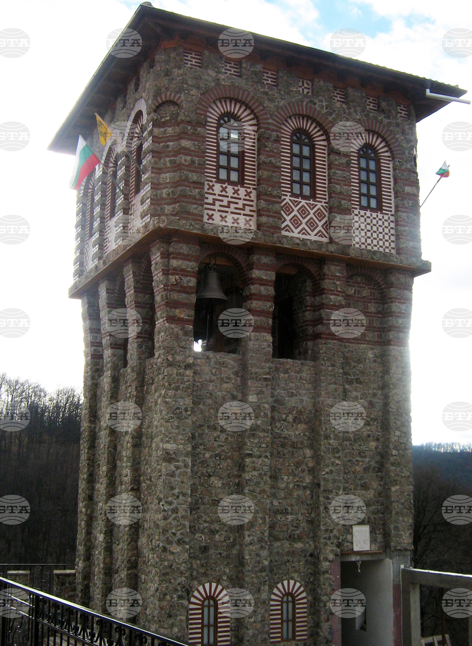 Село Гигинци - манастир - камбани
