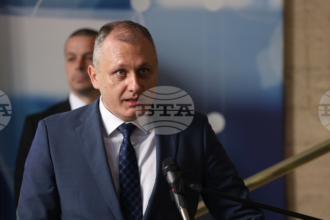 Когато всичко се случва публично и открито, съмненията за каквито и да е манипулации отпадат, заяви служебният министър Валентин Мундров