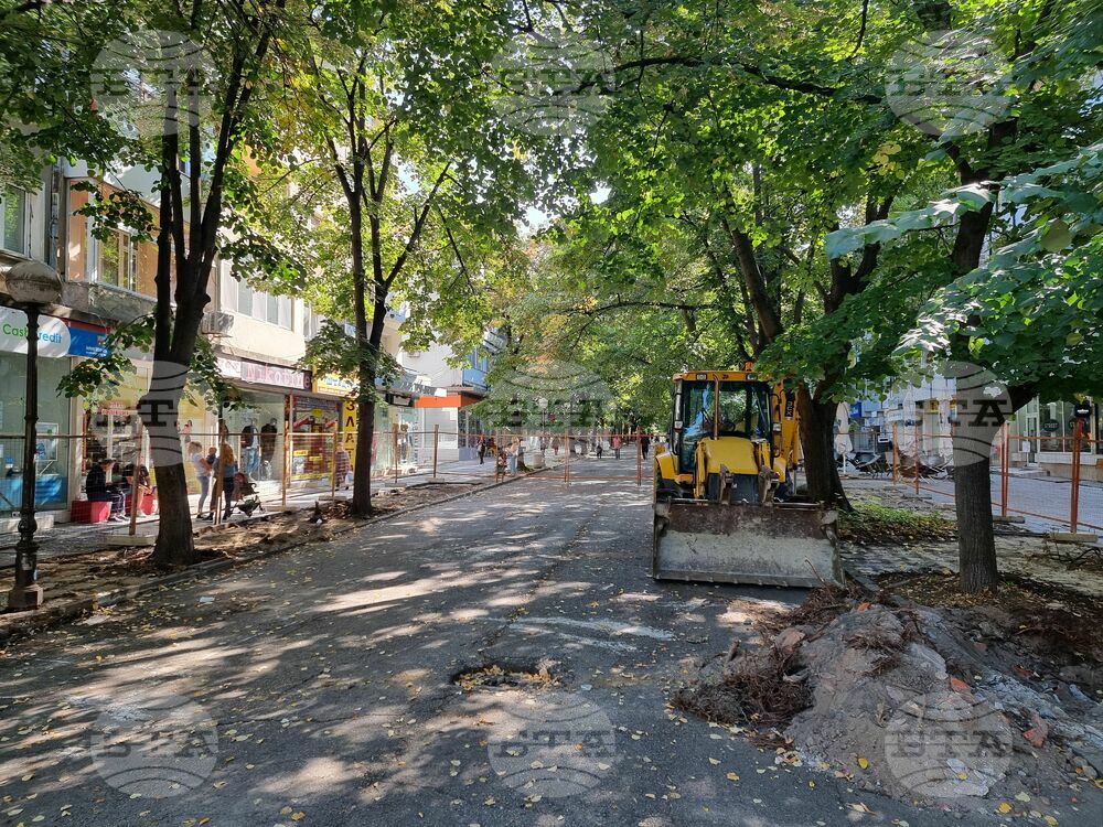 Започна обновяването на пешеходен участък от централната улица „Търговска” в Ямбол