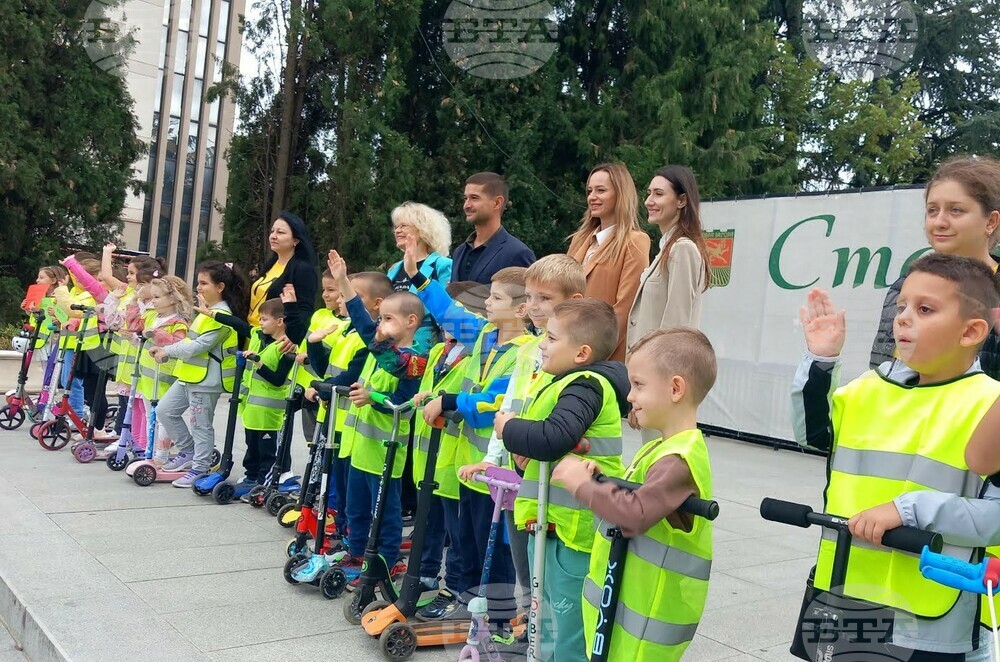 6-годишни „светулчици“ с тротинетки гостуваха на Община Стара Загора