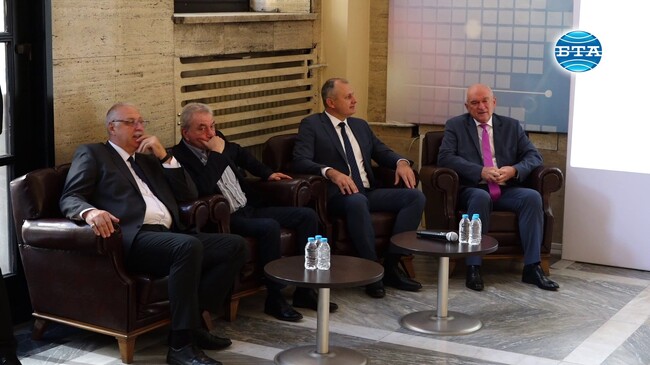 Когато всичко се случва публично и открито, съмненията за каквито и да е манипулации отпадат, заяви служебният министър Валентин Мундров