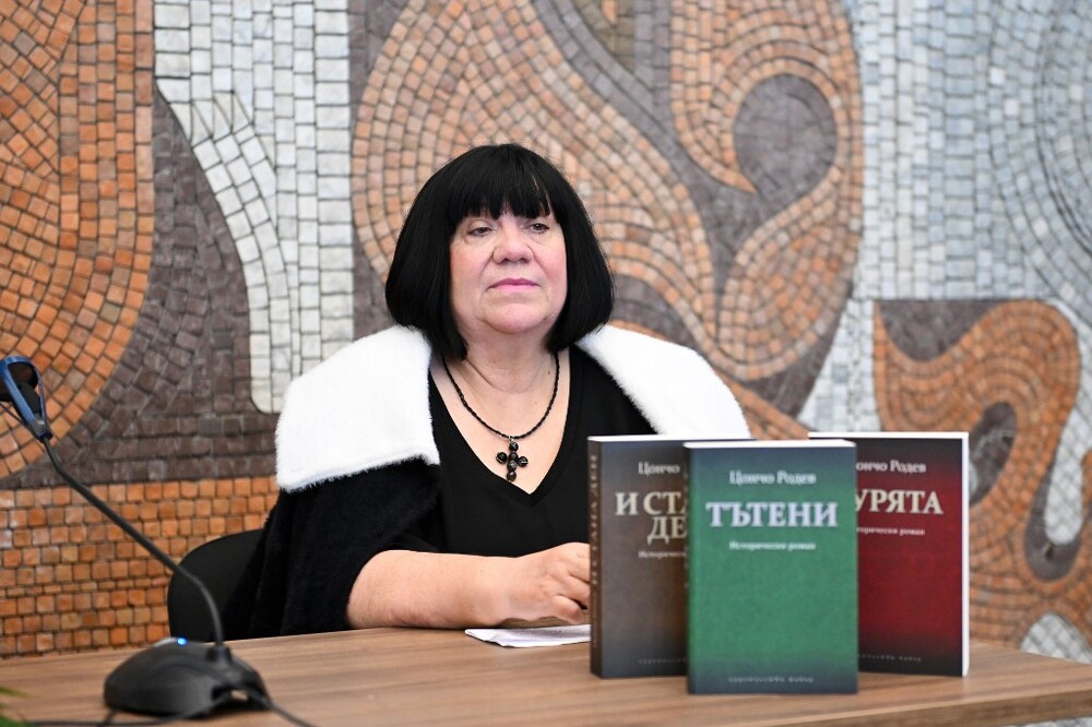 Регионална библиотека „Сава Доброплодни“ – Сливен: В навечерието на Деня на Независимостта на България бе представено новото издание на трилогията „Тътени“, „Бурята“ и „И стана ден“ на Цончо Родев