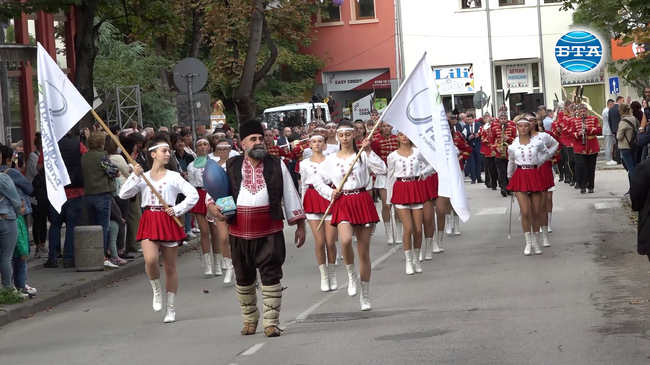 С традиционното пъстро празнично дефиле започна 31-то издание на Български фестивал на сливата в Троян