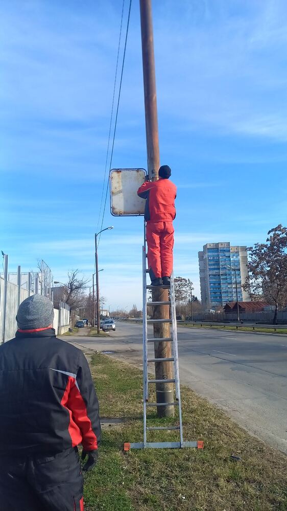 Столична община: Екипи на Столичен инспекторат премахнаха 43 стари и опасни табели от булеварди в София 