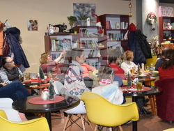 Концерт, наречен „Коледно чудо“, се състоя в наскоро откритата Арт-кафе-книжарница в Ловеч