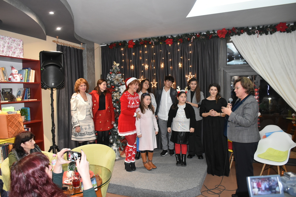 Община Ловеч: Концерт, наречен „Коледно чудо“, се състоя в наскоро откритата Арт-кафе-книжарница в Ловеч