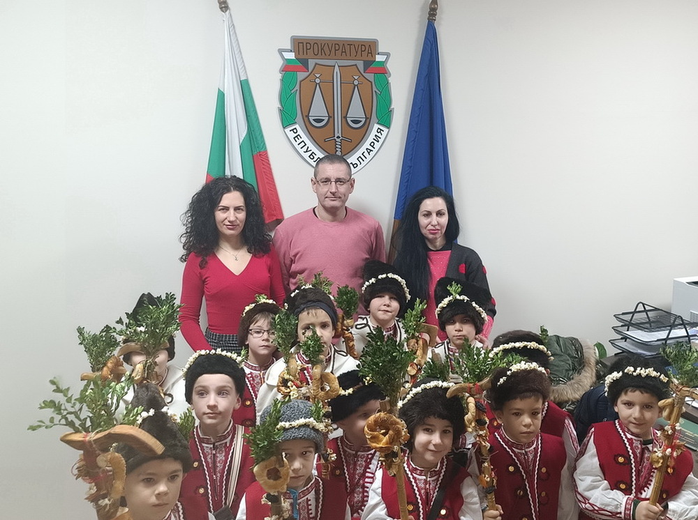 Коледарчета от детска градина „Слънце“ гостуваха на Окръжна и Районна прокуратура - гр. Плевен