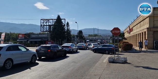 Интензивен е трафикът на граничен пункт „Кулата" на изход, колоната от автомобили към 11:00 ч. е около 200 метра