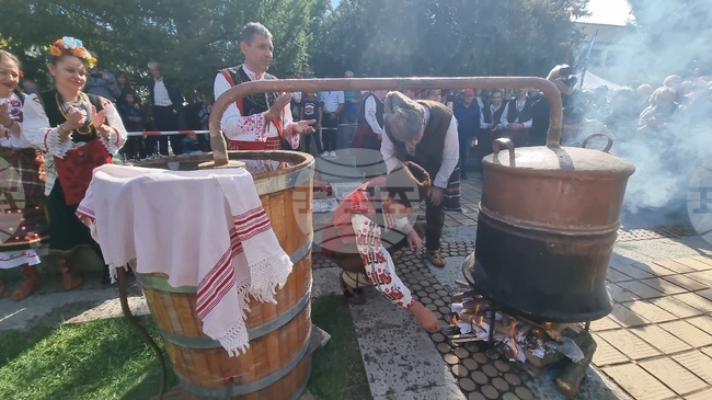 Със запалване на казана с ракия бе дадено начало на втория ден на Българския фестивал на сливата в Троян
