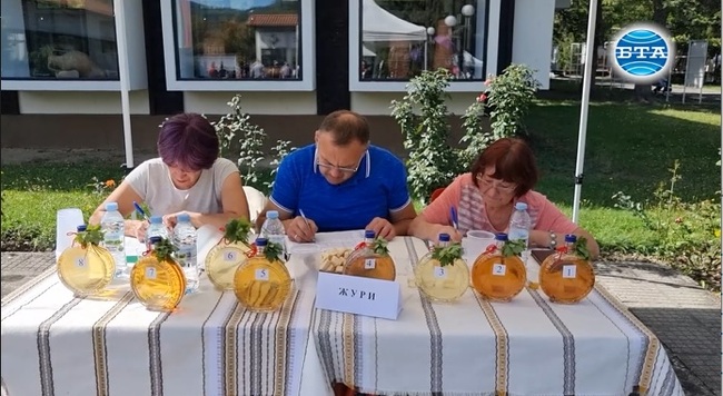 Концерти, конкурси и занаятчийски изделия посрещат гостите на Българския фестивал на сливата