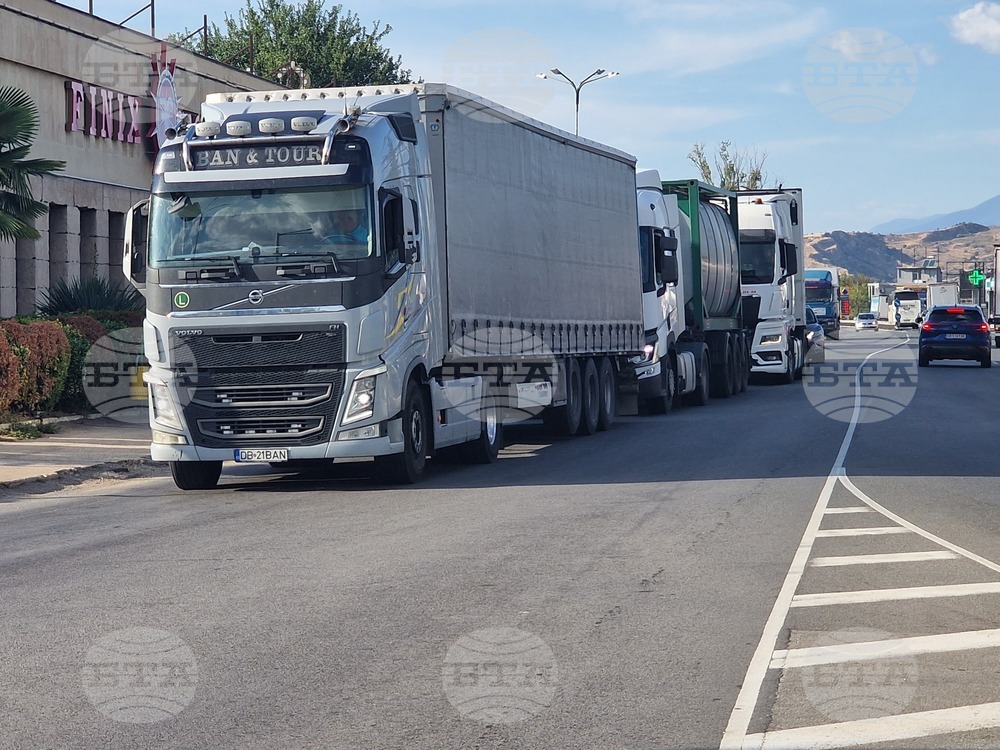 Интензивен е трафикът на някои гранични пунктове с Румъния, Гърция и Турция на изход за товарни автомобили