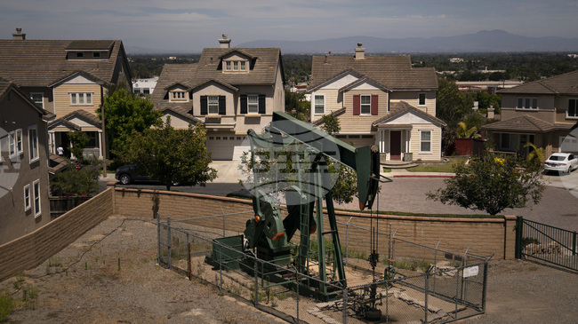 Напрежението около Иран поставя под въпрос обещанието на Тръмп за спад на цените на петрола до 50 долара за барел, пише германско списание 