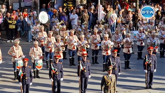 С дефиле и много музика във Велико Търново започна 17-ият Международен фестивал на военните духови оркестри