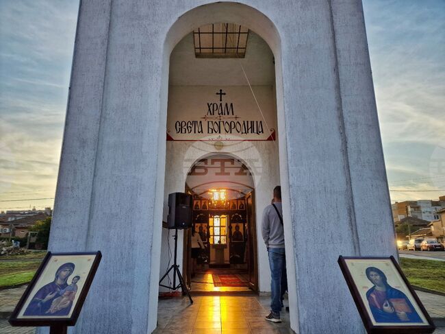 Средец - Сливенски митрополит Арсений - храм - освещаване