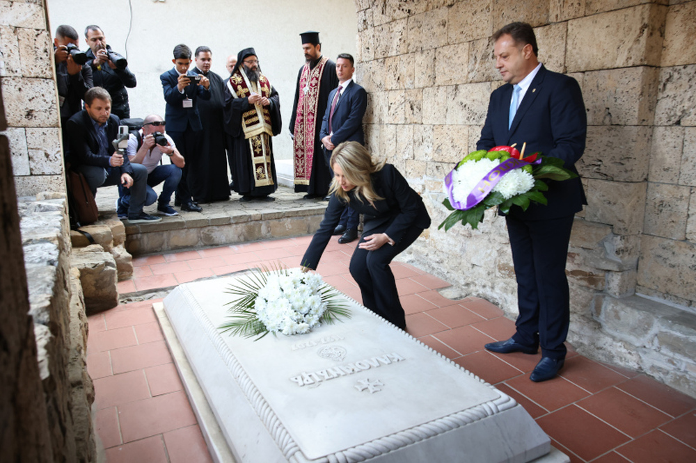 Председателят на парламента Рая Назарян положи цветя на саркофага на цар Калоян в двора на църквата „Св. 40 мъченици“ във Велико Търново