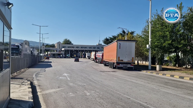 Трафикът на граничен пункт „Кулата“ на изход е спокоен и преминаването на автомобилите е без изчакване