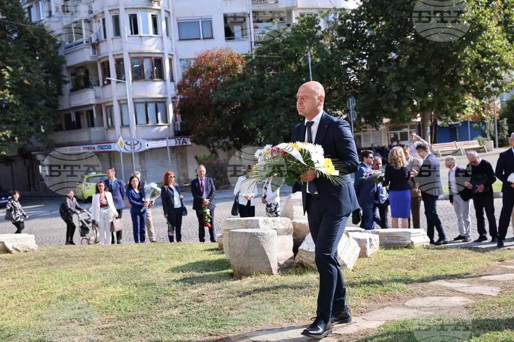 Пловдив - Полагане на венци и цветя