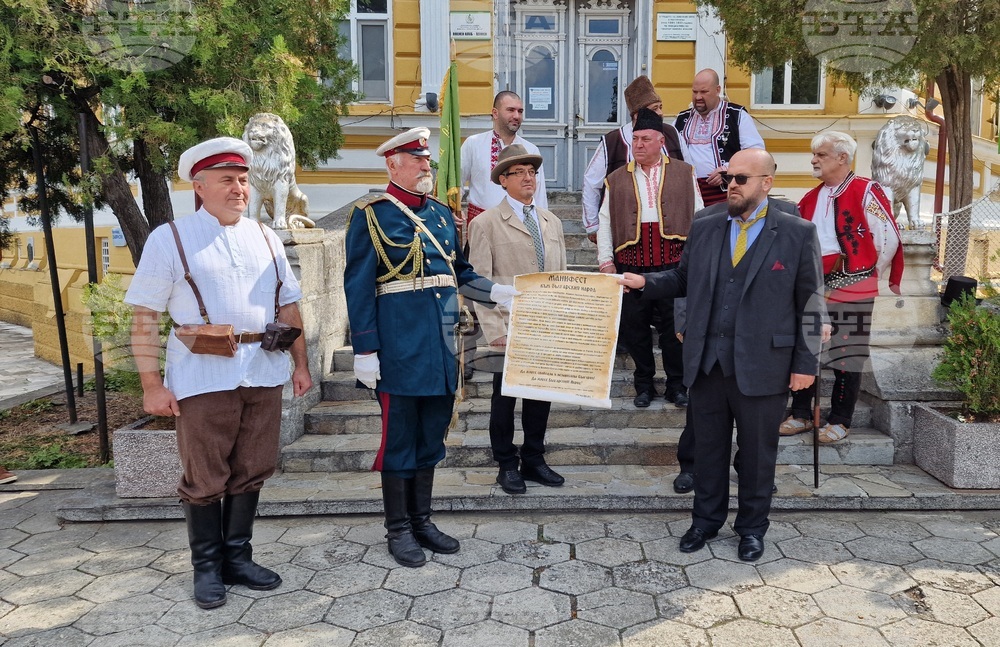 Историческа картина за Деня на независимостта представиха пред Военен клуб-Шумен членове на Родолюбивия комитет „Кан Крум Страшний“