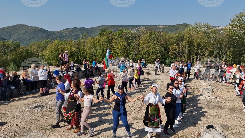 С хоро на крепостта Мисионис и празник в местността Парка търговищенци отбелязаха Деня на независимостта на България
