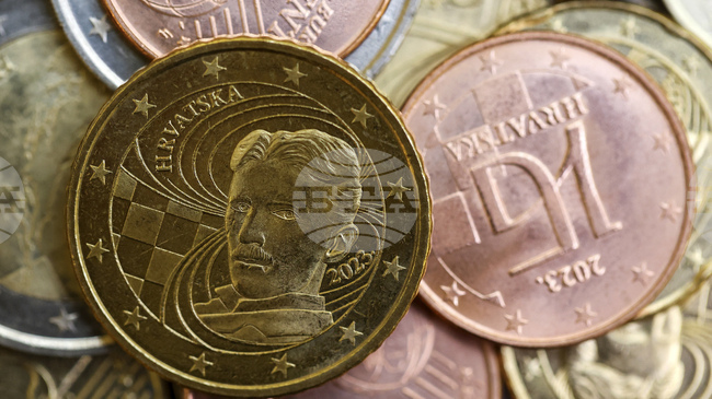 От днес минималната работна заплата в Гърция става 920 евро 