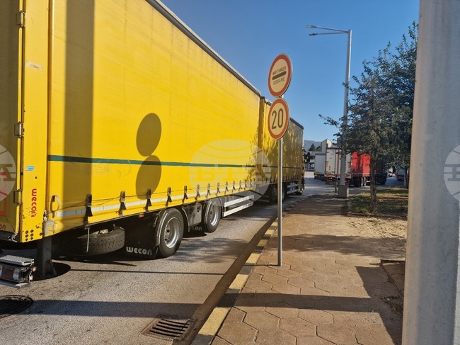 Интензивен е трафикът на някои гранични пунктове с Румъния и Гърция на изход за товарни автомобили