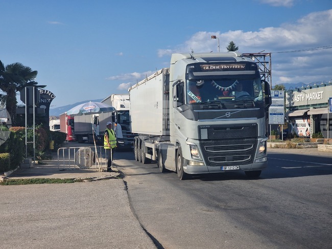 Около 500 метра е опашката от изчакващи товарни автомобили на изход на граничен пункт "Кулата" към този час