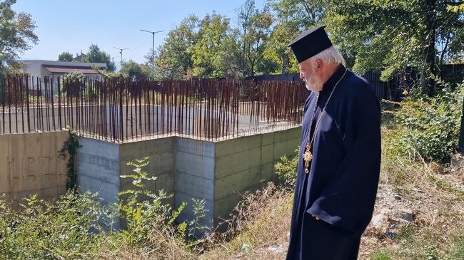 Нужни са дарения за довършването на новостроящия се храм „Благовещение“ в град Радомир, каза архиерейският наместник Александър Стоев