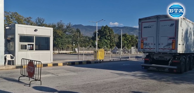 Около 500 метра е опашката от изчакващи товарни автомобили на изход на граничен пункт „Кулата“ към този час