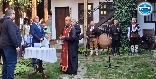 С тържествена церемония, рецитал и водосвет Трявна отбеляза 116 години от обявяването на Независимостта на България