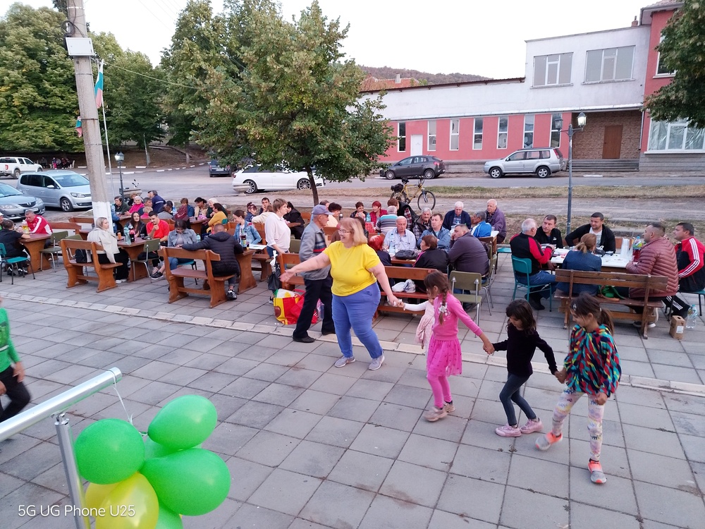 Сдружение "Бъдеще за Главан": С почистване на цялото село отбелязаха Празника на Независимостта на България жителите на село Главан