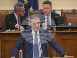 Снимка: Пресцентър БСП - гласуване - заплати - Народното събрание 